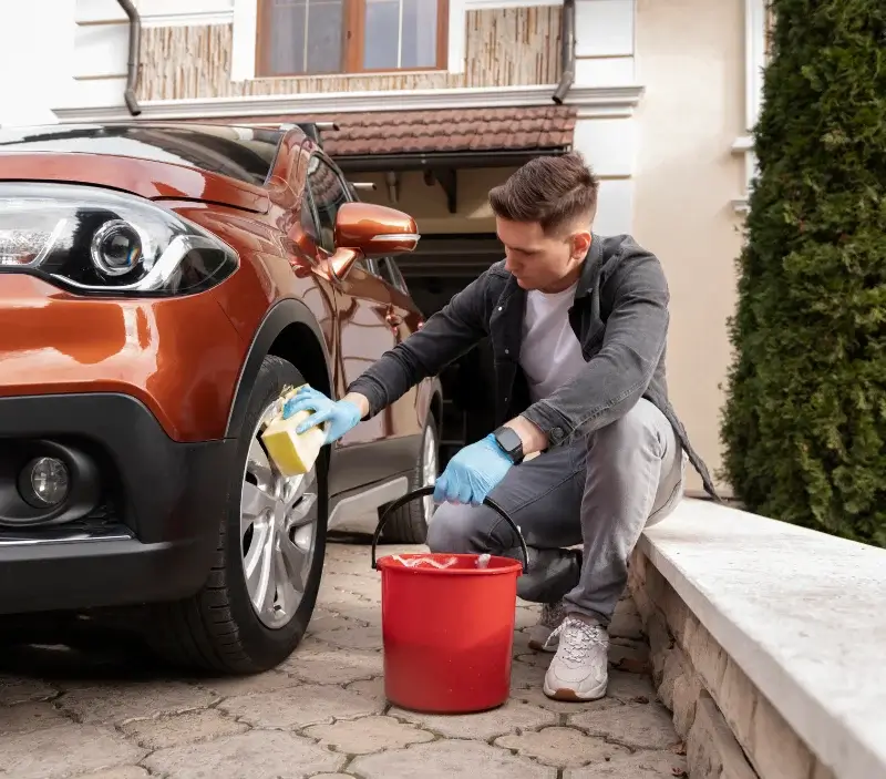 Lavage auto à domicile Remoray-Boujeons : professionnel intervenant sur un véhicule